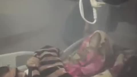 لحظة قصف الاحتلال لقسم العظام في مستشفى ناصر بخانيونس. #غزة_الان