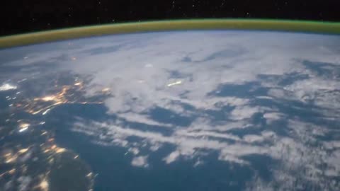 THE VIEW OF SPACE : EARTHs COUNTRIES AND COASTLINES