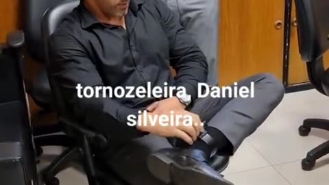 Daniel Silveira recebe a tornozeleira da polícia federal brasileira