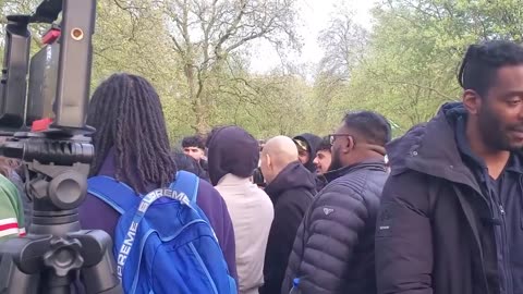 Speakers Corner -Sheikh Yabooti, David & Muslims Talk About Non Believers Gettin