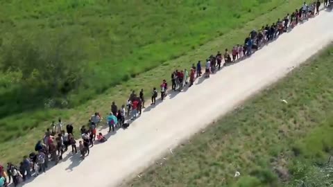 Stream of migrants enter Texas before Title 42 expiration