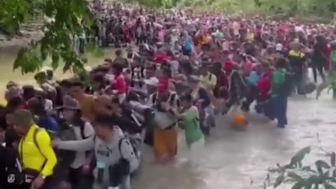 SHOCKING: Enormous Crowd of Migrants Surging Into the US