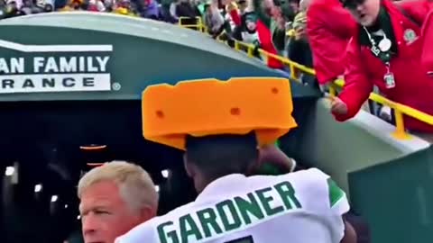 Sauce Gardner steals cheesehead and taunts Packers fans😹👎🏾