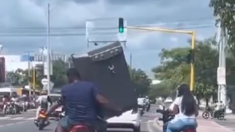 Video insólito: hombre va en moto cargando estufa en plena avenida