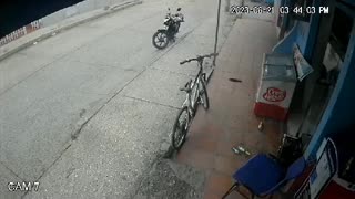 Disparan contra hombre en tienda