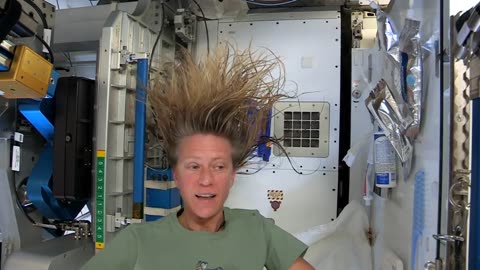 Karen Nyberg Shows How You Wash Hair in Space