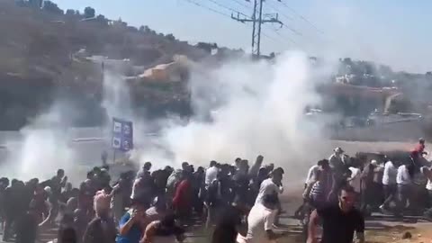 Police forces use tear gas against Jordanian