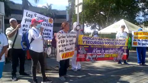 Trabajadores de la salud realizan plantón en la Gobernación de Sucre