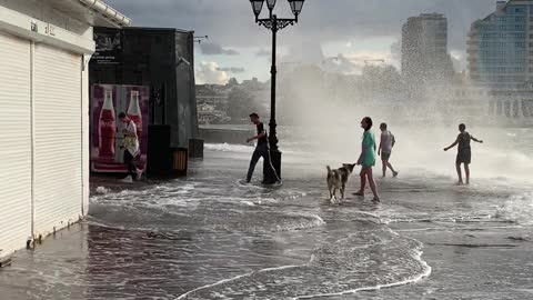 Massive Wave Splashes Pedestrians in Sevastopol