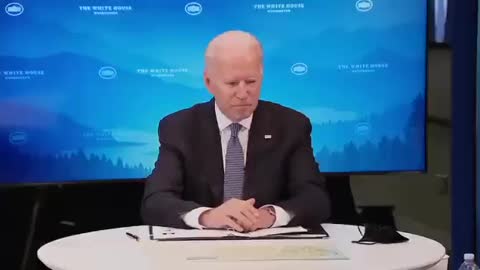 Biden reçoit un message pour lui dire qu'il bave 😂😂😂