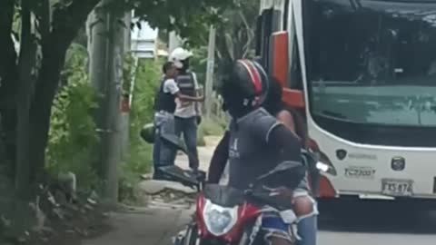 ¡Pánico en Transcaribe! Mototaxistas atacan bus a piedras