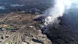 La Palma volcanic eruption shuts down airport