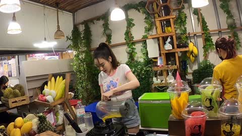 Sexy Thai Girl Making Smoothies Draws A Crowd At The Bangkok Night Market 🇹🇭