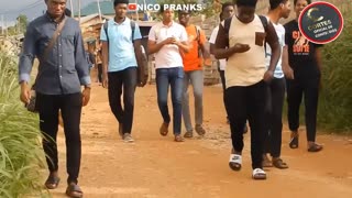 "Pegadinhas do Homem da Selva na África: Reagindo às Melhores Sustos e Risadas!"