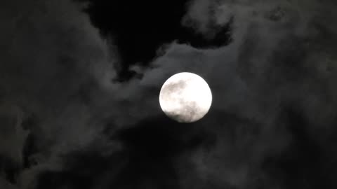 主後2023年4月4日下午8點半左右在新北市青山鎮拍攝到雲層在月亮前後的影片
