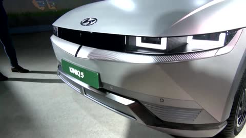 Shah Rukh Khan unveils Hyundai SUV at Auto Expo