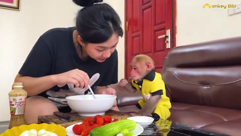 Super_Cute!_Bibi_mistakenly_ate_eggs_from_Mom_s_salad!(360p)