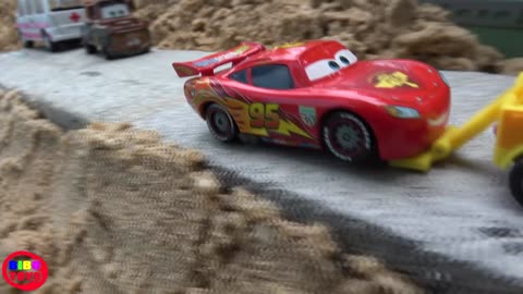 Lightning McQueen falls into the water! Hello Kitty Ambulance, Tow Mater rescue Cars toys play