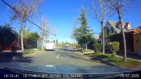 Failed robbery attempt in Chile. Quick reactions by the driver!