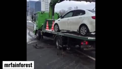 Russian guy doesn't want his car to be towed