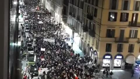 Milano protesta ancora in massa contro il Green Pass - 06.11.2021