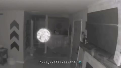 Impresionante y enorme orbe energético registrado por una cámara de seguridad,