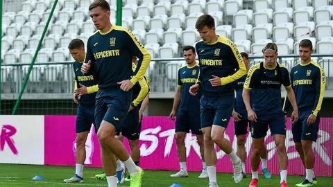 VIDEO.--Two-football-players-left.--Training-of-the-national-team-of-Ukraine-in-Lodz---Sport.ua