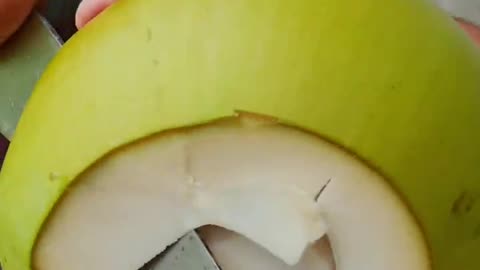 Very satisfying coconut slicing skills
