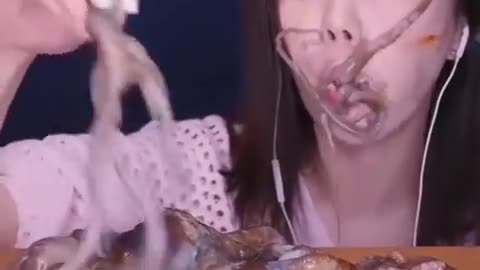 WHAT? A Chinese Girl Eating LIVE OCTOPUS - BRAVE!