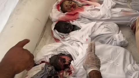 2023-11-14 - GAZA - cadaveri di bambini estratti dalle macerie sul pavimento degli ospedali