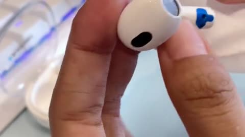 Cara memakai earphone dengan benar.