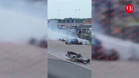 A terrible accident during a auto race in the United States: Many cars collided