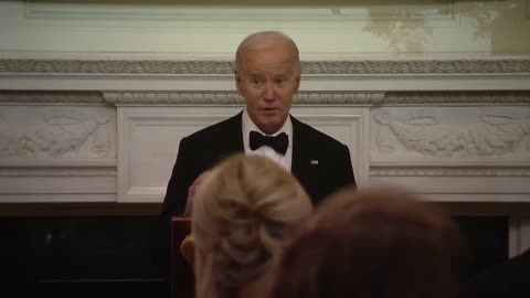 Biden Malfunctions As He Tries And Fails Miserably To Read A Quote From The Man Behind Me Here