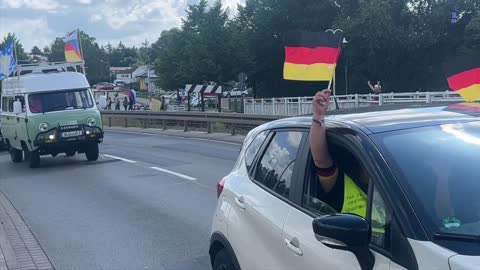 Wolgast: Der Autokorso fährt auf die Brücke in Wolgast 02-07-2022