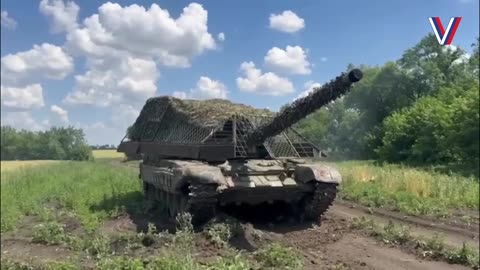Russian T-72 Tank crew shows off their new turret protection against FPV drones