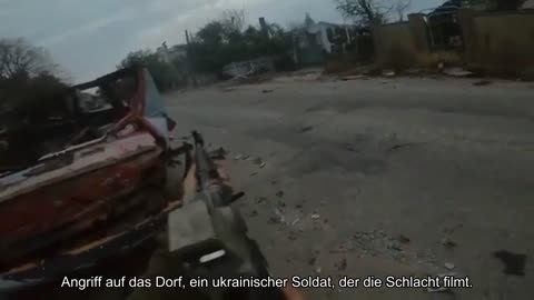 Angriff auf das Dorf, ein ukrainischer Soldat, der die Schlacht filmt.