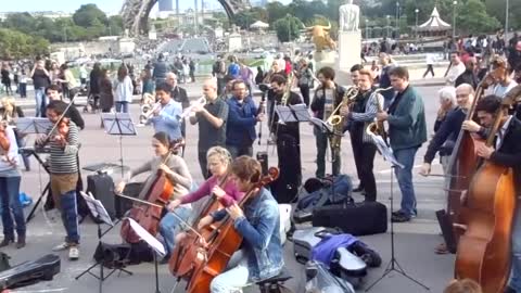 Awesome Street Violinist Performance in Front of Eiffel Tower !!!