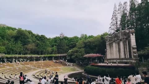 Many people came to see the doves of peace in the park