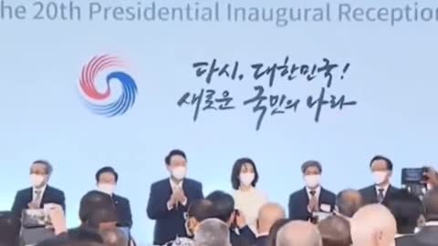 Under the "sharp" eyes of his wife, the South Korean president hastily put down his wine glass