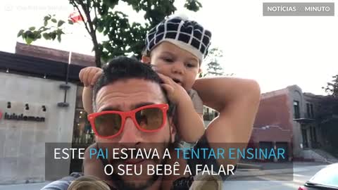 Pai tenta ensinar filho bebê a dizer as vogais