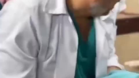 ❗️Doctor rescues fetus from a dead woman, following Israeli strike on Jabaliya, Gaza - minutes ago.