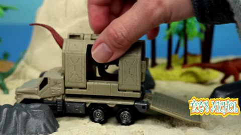 Big Truck got Trouble and Stuck in the Sand While Delivering Dinosaurs