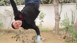 The Turkish chef Burak makes the konafa while hanging upside down