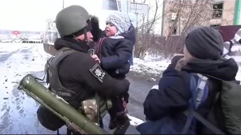 Ukrainian Soldier Says Goodbye To His Wife And Children#UkraineRussiaWar