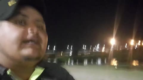 Reportero mexicano transmite en las orillas del río Bravo en Piedras Negras Coahuila (03/08/2022)