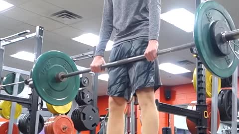 This lad completely changed his physique in a year of deadlifting..