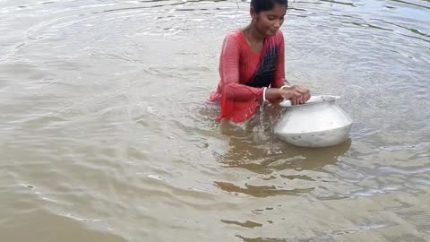 Fishing Video || Fishing has been the profession of village lady since ancient times || Fish hunting