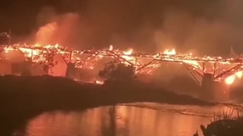 Un incendio destruye el puente de madera más largo de China, de 900 años