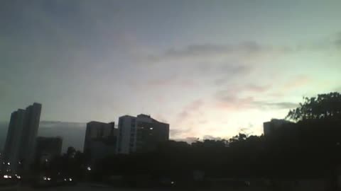 Linda vista no céu da cidade quase de noite da praia [Nature & Animals]