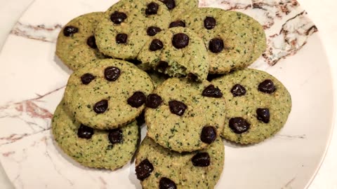 Soft original oat-spinach cookies with chocolate